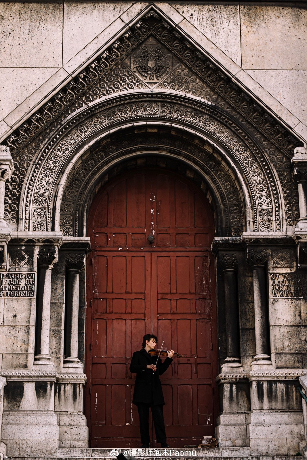 蒙马特高地圣心大教堂下听着街头艺人演奏的音乐太有氛围了