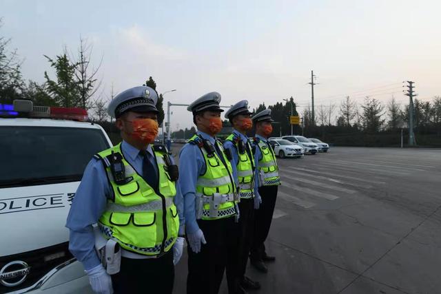 新密交警放弃国庆假期休息 全员上岗确保交通安全休闲区蓝鸢梦想 - Www.slyday.coM