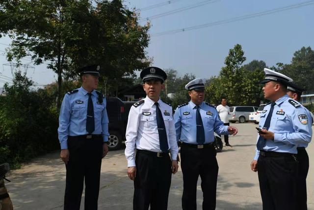 新密交警放弃国庆假期休息 全员上岗确保交通安全休闲区蓝鸢梦想 - Www.slyday.coM