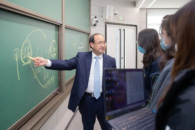 张明楷像兄弟姐妹一样与学生相处