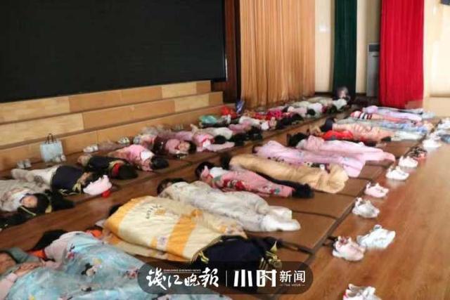躺赢！衢州这所乡村小学，全体学生带着装备在教室打地铺午休休闲区蓝鸢梦想 - Www.slyday.coM