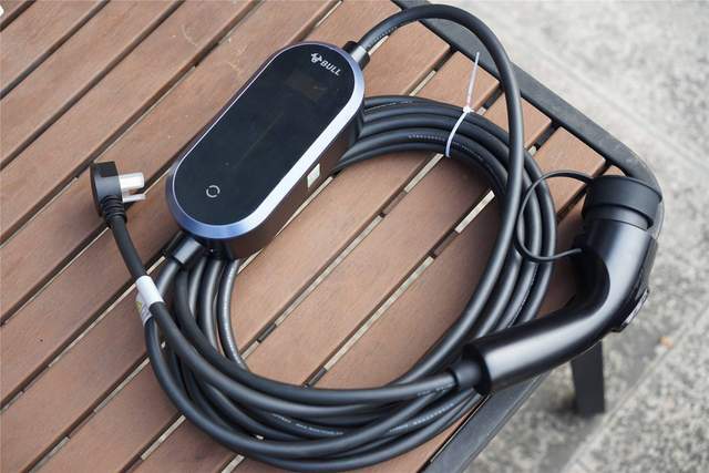 公牛便携充电枪智联款助力电车安心出行