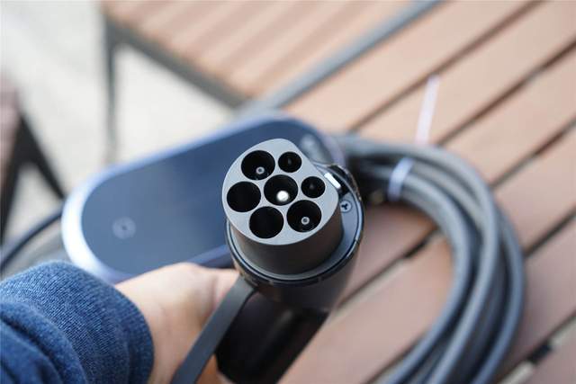 公牛便携充电枪智联款助力电车安心出行