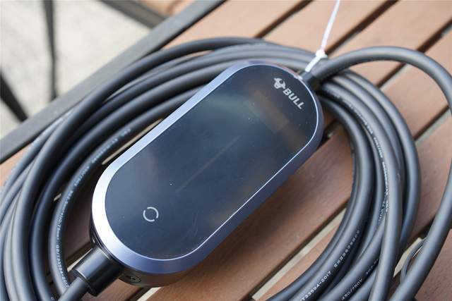 公牛便携充电枪智联款助力电车安心出行