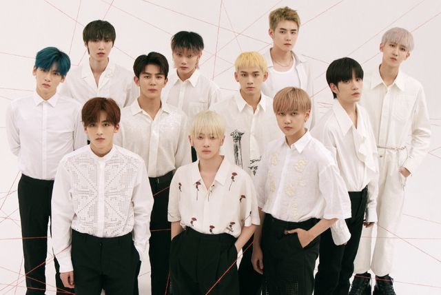 一版是r1se团体封面,一版是成员的个人封面.