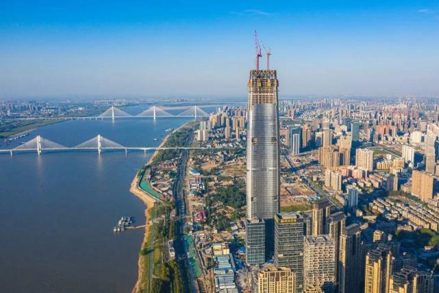 耗资300亿的武汉第一高楼,因顶部被"削掉",遭到网友们的嘲笑