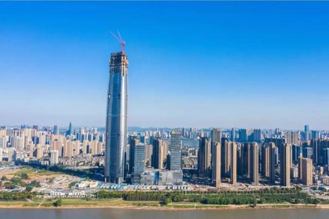 耗资300亿的武汉第一高楼,因顶部被"削掉",遭到网友们的嘲笑