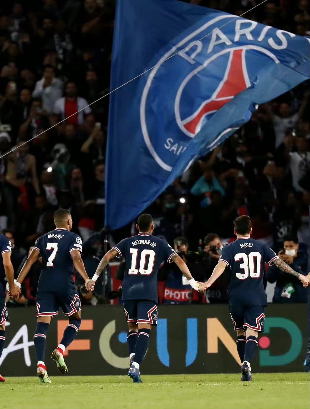 欧冠瓜帅给爱徒"送礼",梅西处子球助大巴黎胜曼城|梅西|大巴黎|姆巴佩