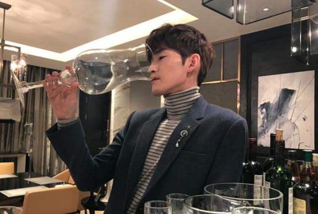 走进张翰现实的豪宅头次见拿这么大的杯子喝酒不愧是霸道总裁