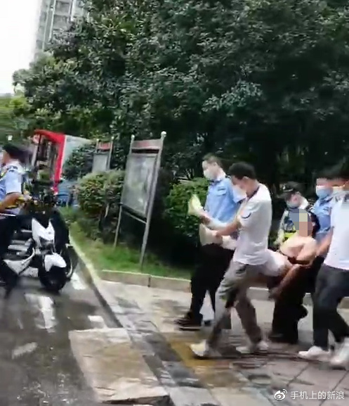 武汉一男子趴在地上学狗叫咬伤两人，警方：已送往精神病医院休闲区蓝鸢梦想 - Www.slyday.coM