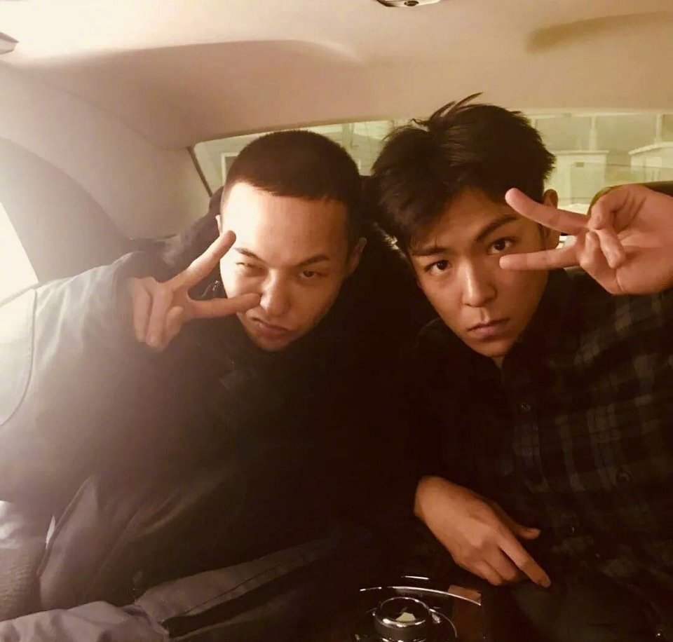 今天是TOP崔胜铉生日,权志龙在ins晒出合照为其庆生