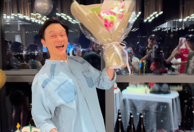 张智霖生日获众多朋友庆祝 和袁咏仪在众人面前亲吻拥抱很恩爱|张智霖