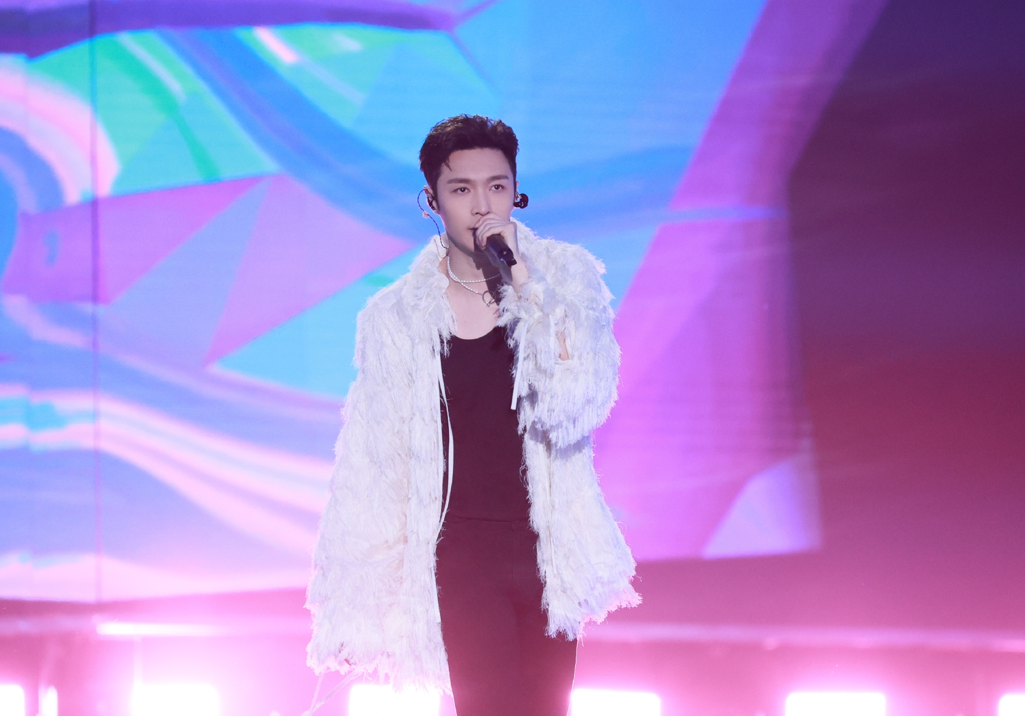 张艺兴东方卫视跨年舞台造型飞天祖国不会忘记陪着你