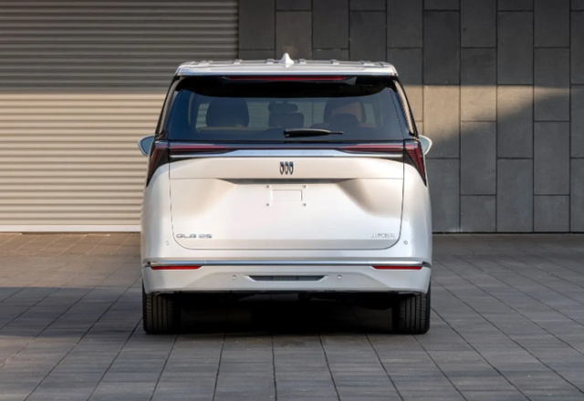 新款别克gl8陆尊2.0t燃油版亮相!混动版造型设计,最低油耗8.12l