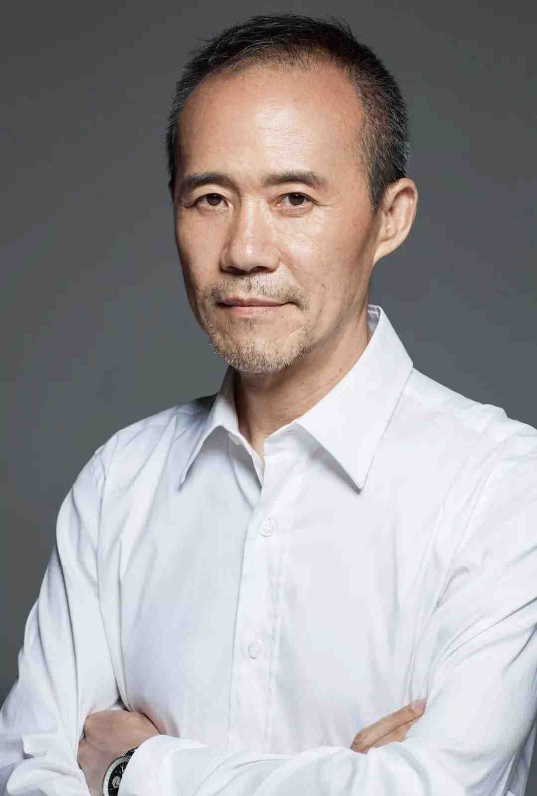 71岁王石街头吃肉夹馍!头发稀疏皱纹明显,小30岁娇妻未陪同