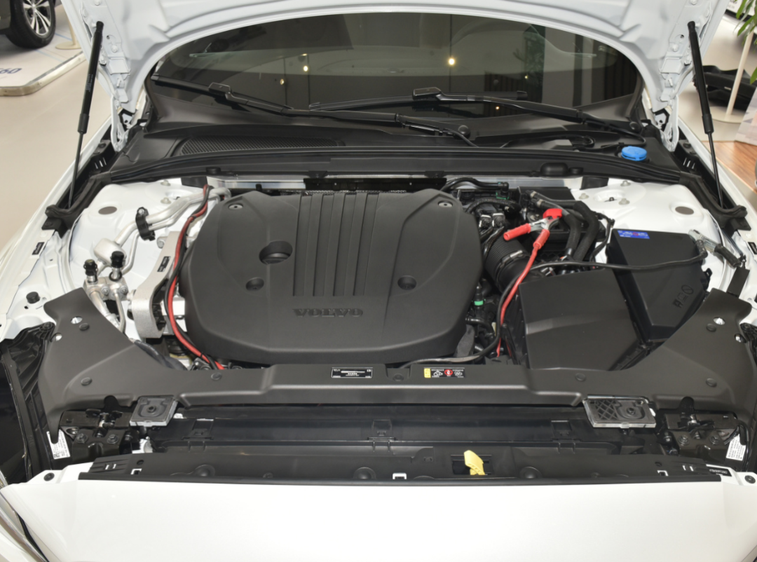 30万元级豪华运动轿车如何选？沃尔沃S60对比宝马3系