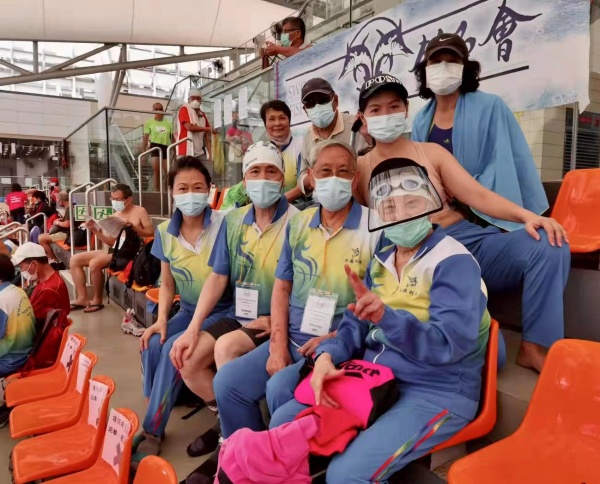 元宵节策划｜琴瑟和鸣半世纪，戚烈云戴丽华夫妻双双把泳游休闲区蓝鸢梦想 - Www.slyday.coM