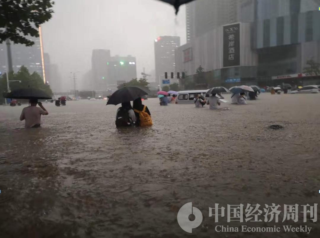 记者亲历郑州暴雨24小时被困高铁站地铁线惊魂酒店爆满