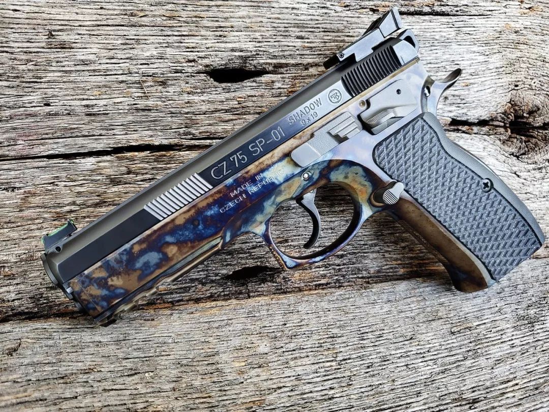 弹匣供弹,有效射程为50米,在后来为执法机构特别推出的冲锋型cz75冲