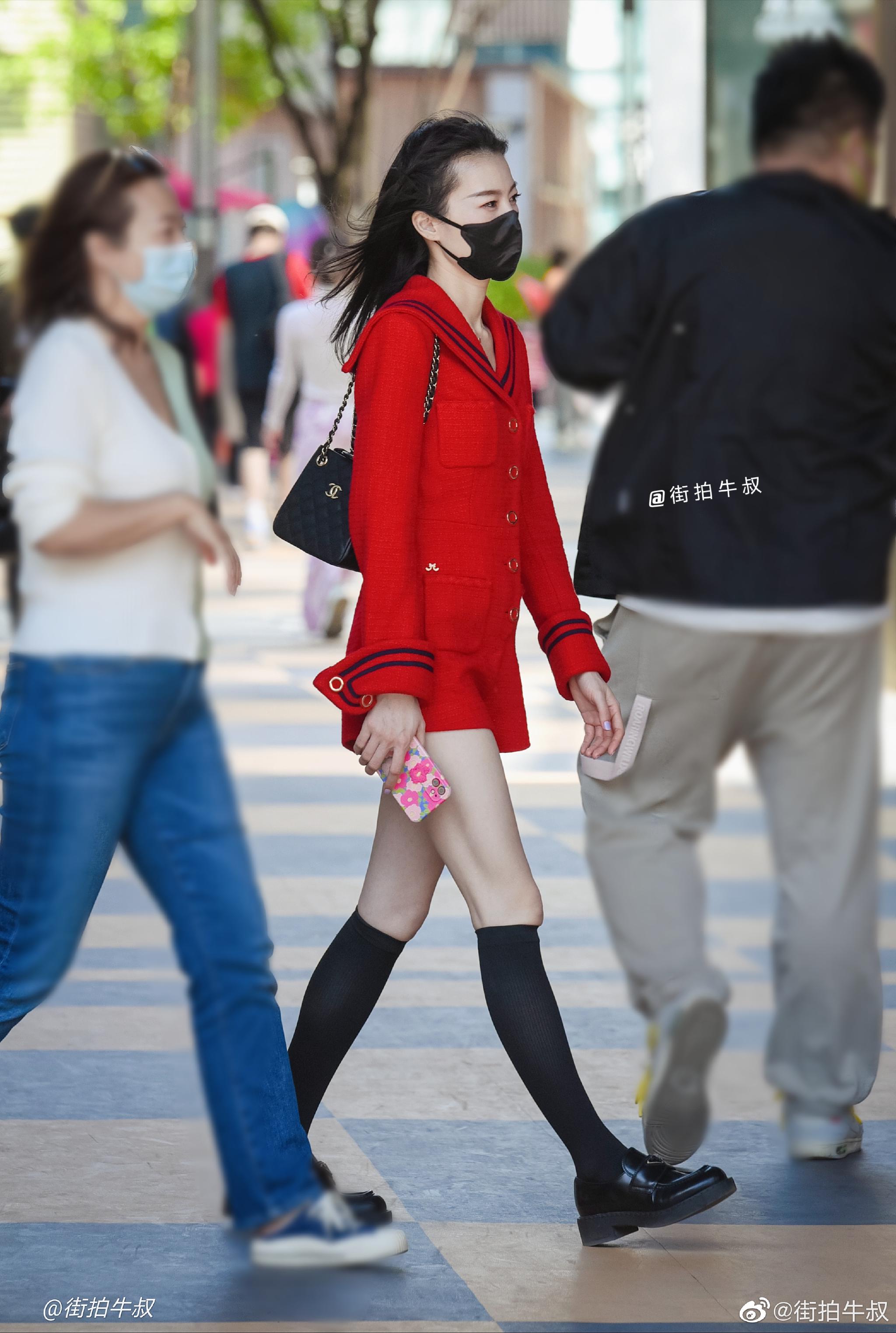 美女穿着靓丽的红色连体裤装出街