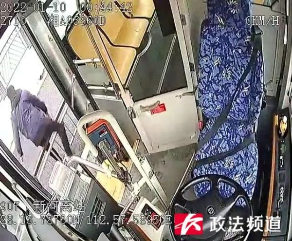 猝死公交司机“自愿放弃社保” 公司就没责