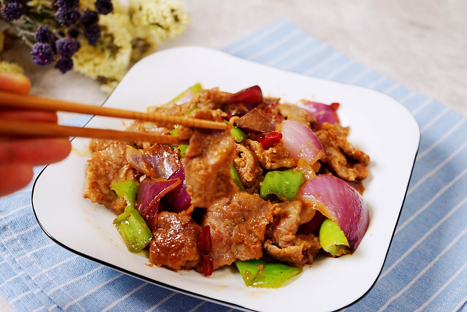 买到鲜嫩的牛腿肉,别卤也别拌馅,这样炒上一盘特别嫩,越吃越香