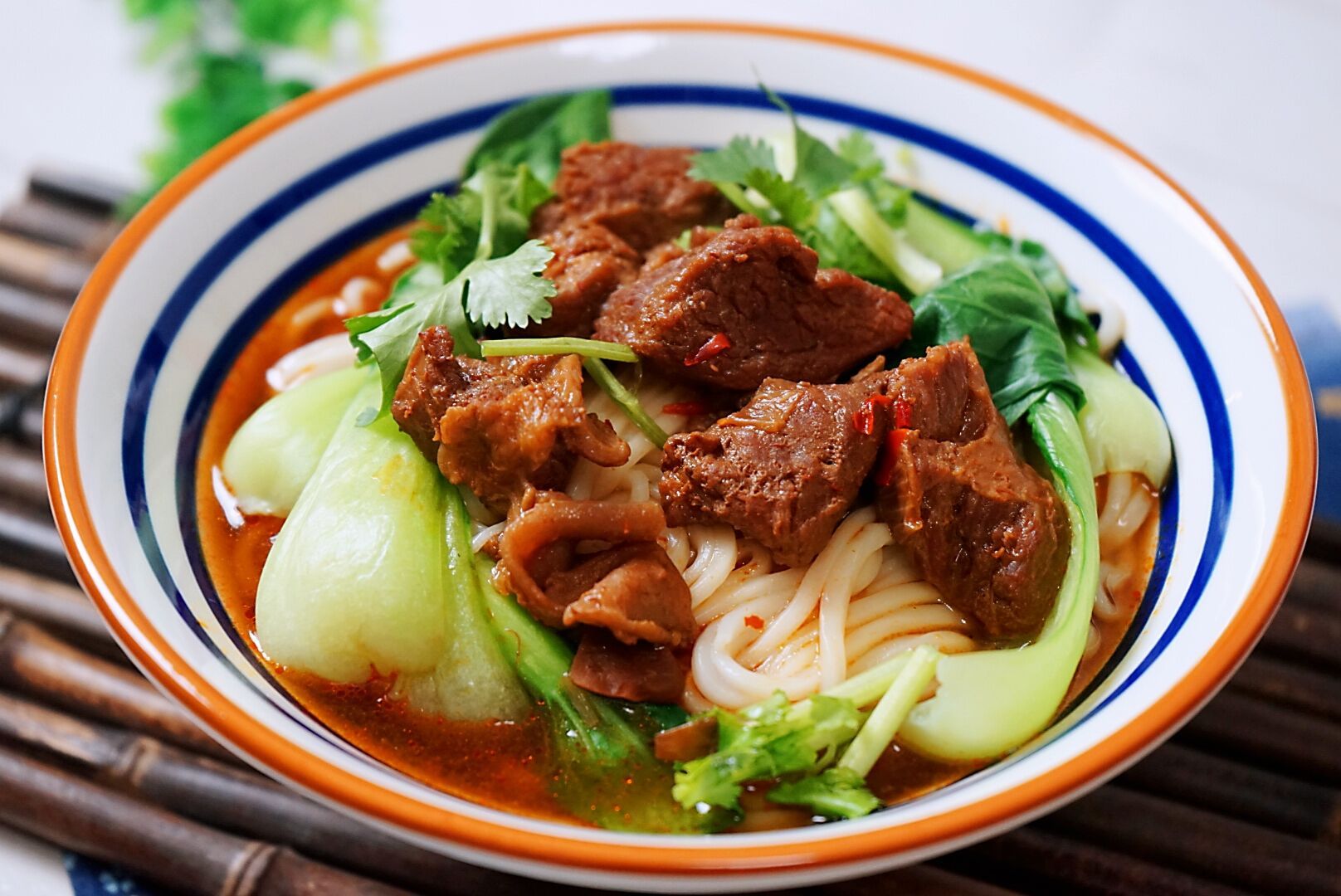 冬至不仅吃饺子香,大块牛肉汤面也特诱人,早点晚餐连着吃也不腻