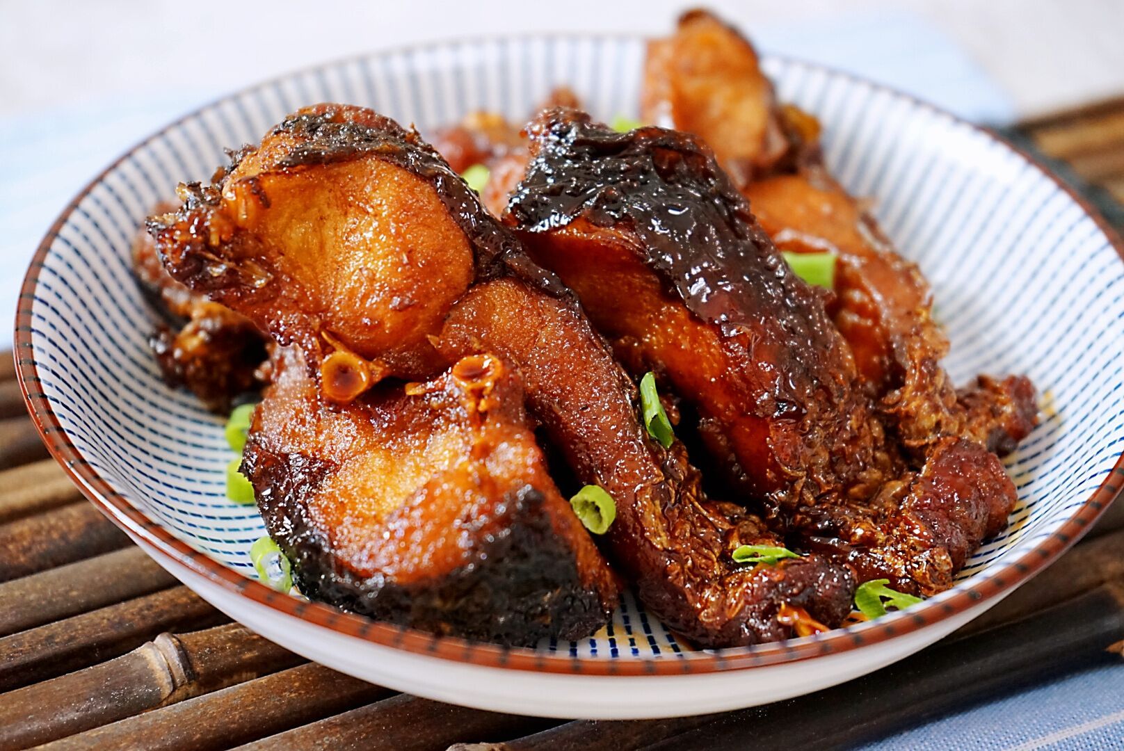 我家买到鲜活草鱼,就爱做这种干烧鱼,鱼刺都炸的酥香,特别下饭