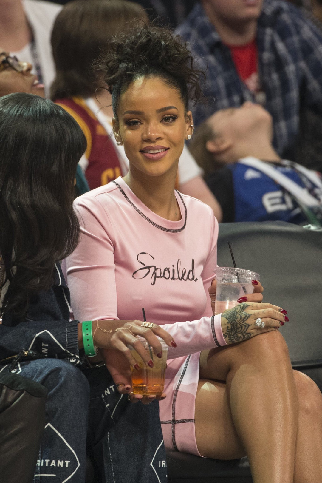 一条美丽的风景线,蕾哈娜的nba场边造型