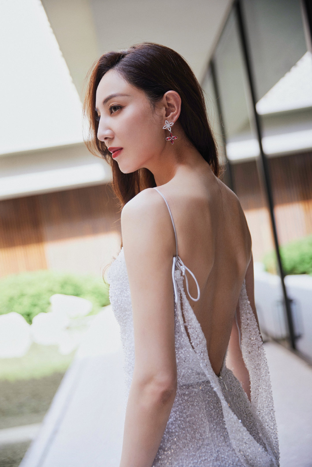 郑希怡礼裙写真上线 亮片簇拥下肤白胜雪光华四溢|光华|郑希怡|亮片