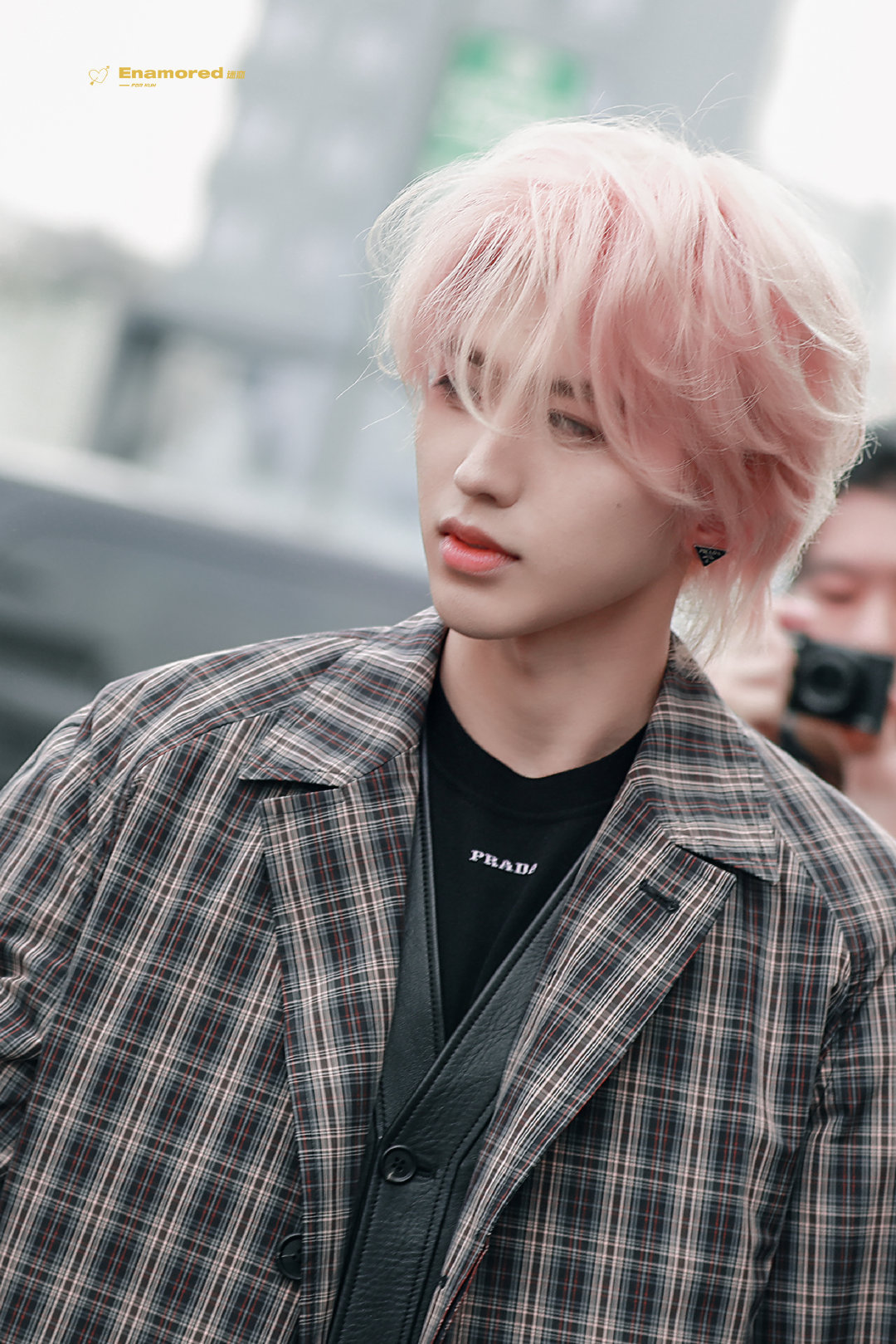 蔡徐坤米兰时装周饭拍,粉发造型也太帅了!妥妥的撕漫男吧!__财经头条