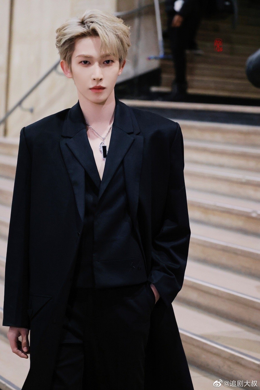 刘宇巴黎时装周看秀造型,黑色优雅!_高清图集_新浪网