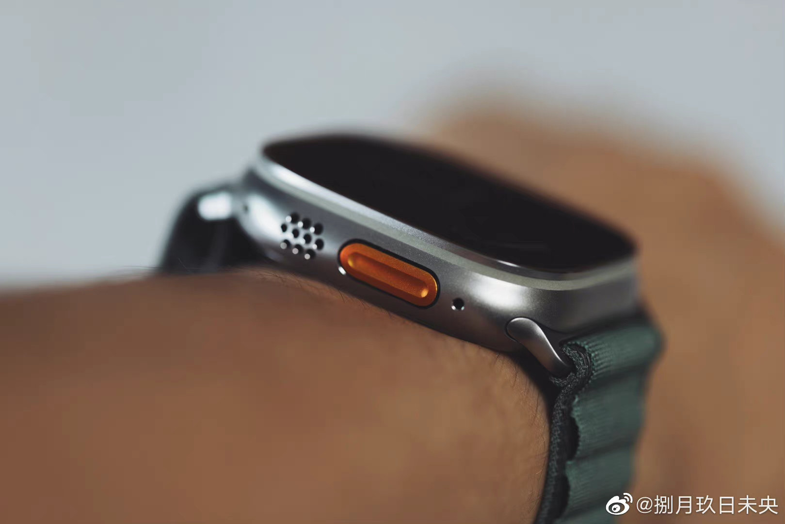 极简开箱|Apple Watch Ultra 钛金属表壳 绿色高山回环式表带|苹果|apple watch_新浪新闻