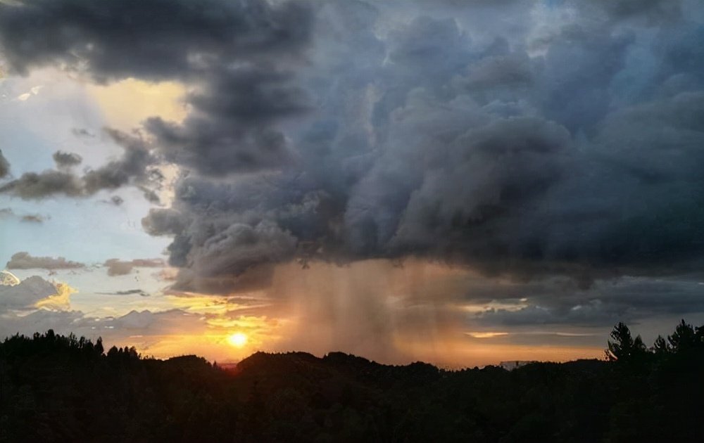 印尼一地出现怪雨瓢泼大雨只下到了一辆车上网友雨神帮洗车