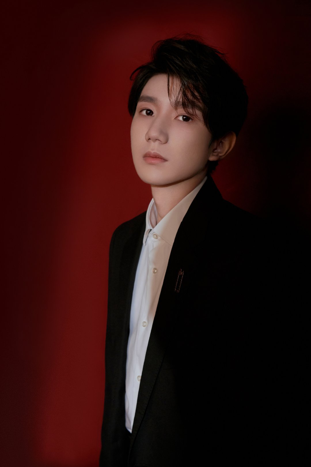 一身黑色西装的王源