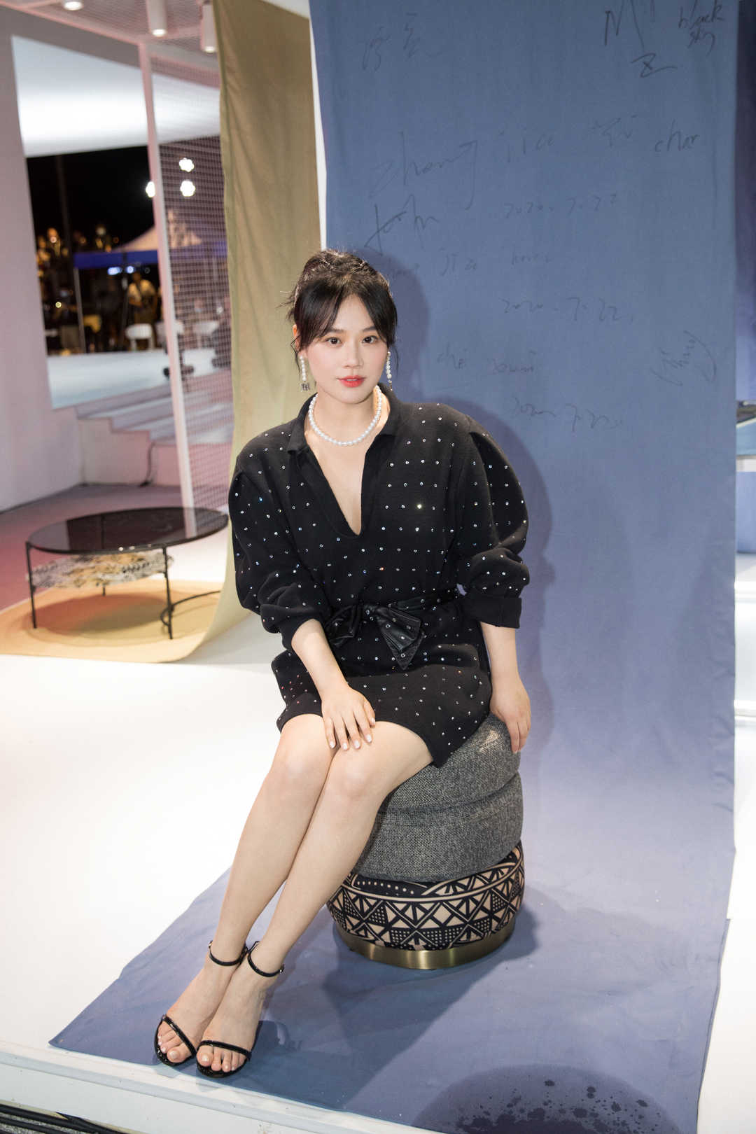 马思纯又"壮"了点!身穿格纹连衣裙优雅大气,秀出长腿好抢镜