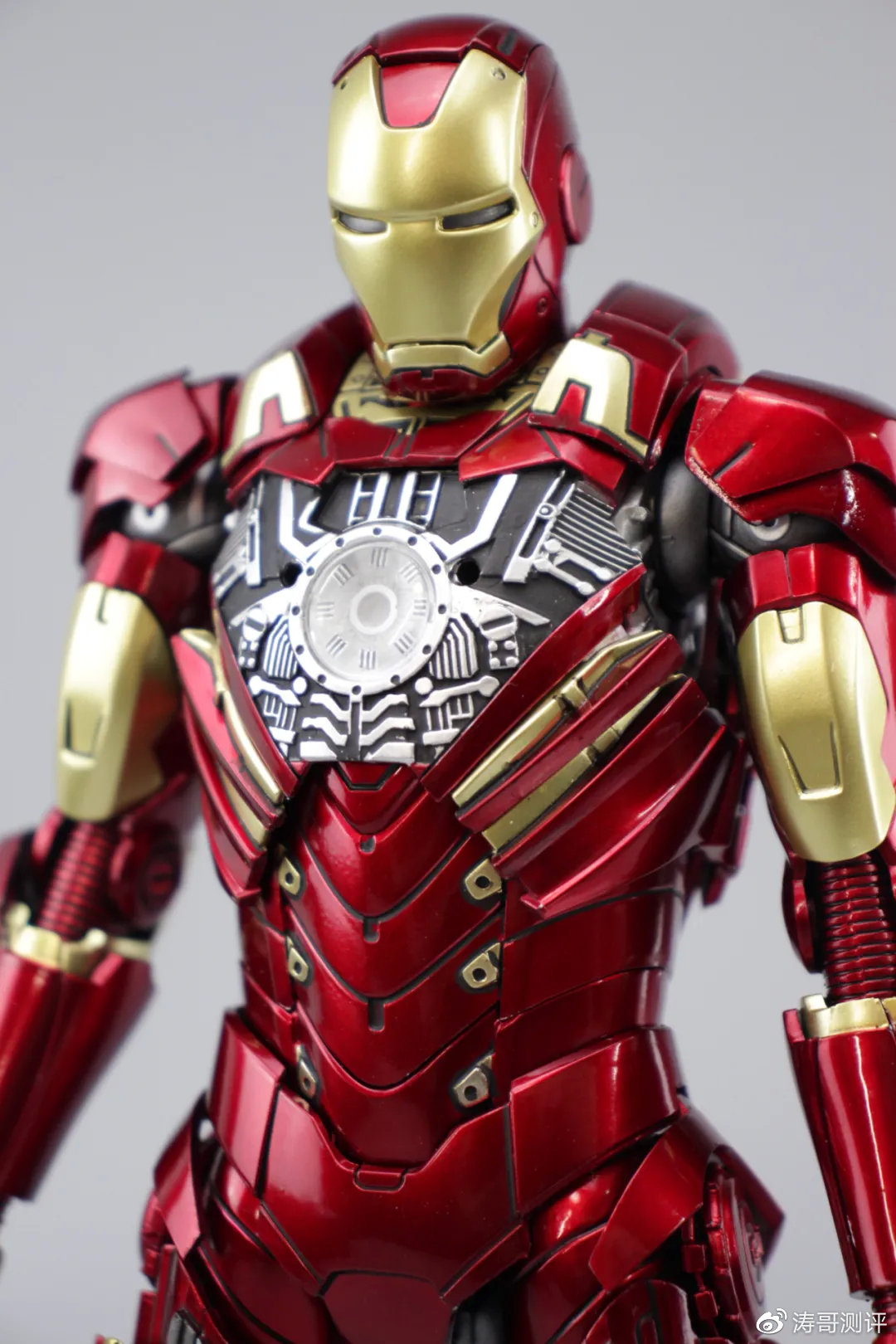 和配色之外对比之前给大家介绍的钢铁侠mk31活塞来看后续编号的一些钢