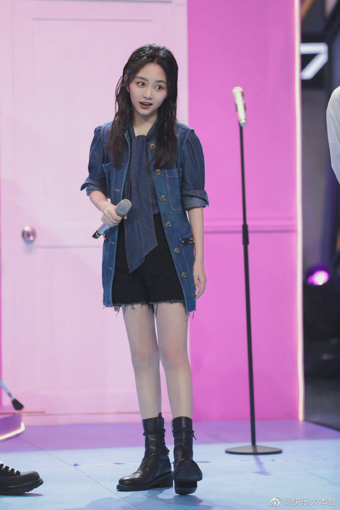 湖姐被表情管理满分营业的韵韵子美到无法呼吸 湖姐被表情管理满分营业的韵韵子美到无法呼吸