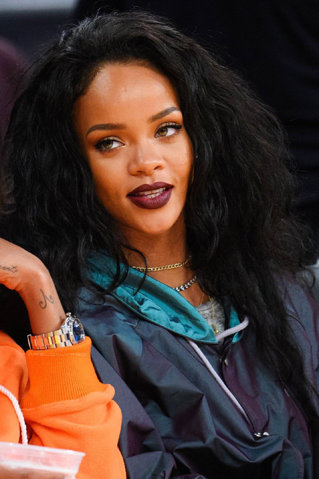 一条美丽的风景线,蕾哈娜的nba场边造型