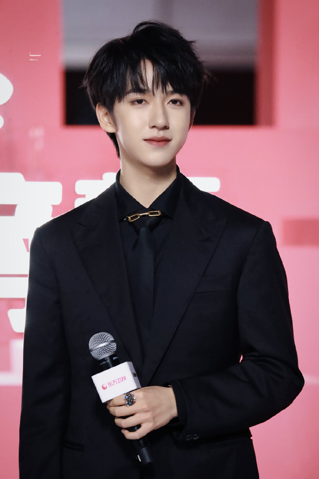 贺峻霖黑色西装造型气质好绝少年初长成期待一会舞台