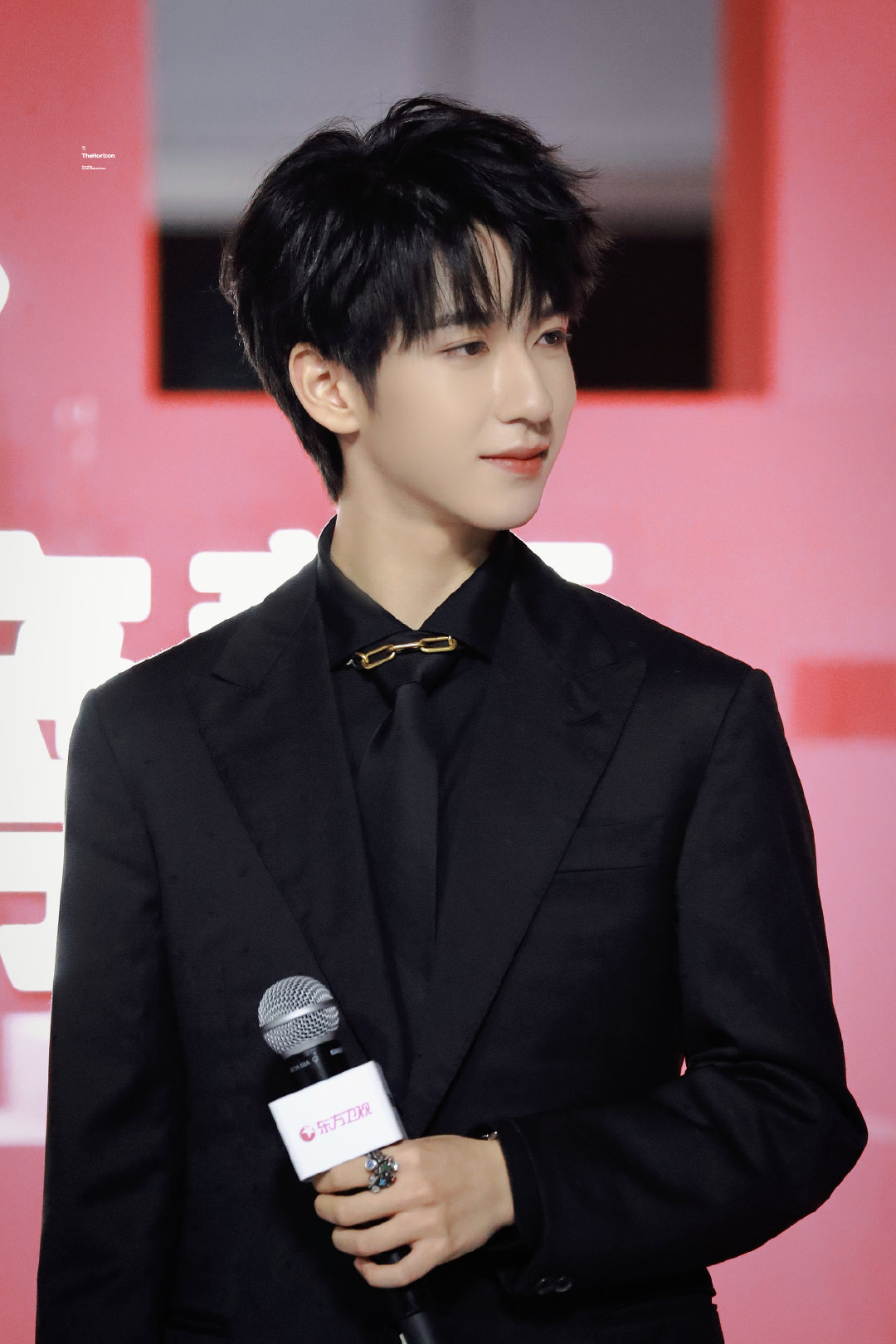 贺峻霖黑色西装造型气质好绝少年初长成期待一会舞台