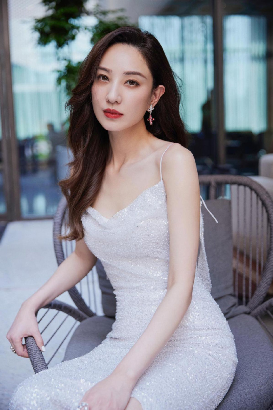郑希怡礼裙写真上线 亮片簇拥下肤白胜雪光华四溢|光华|郑希怡|亮片