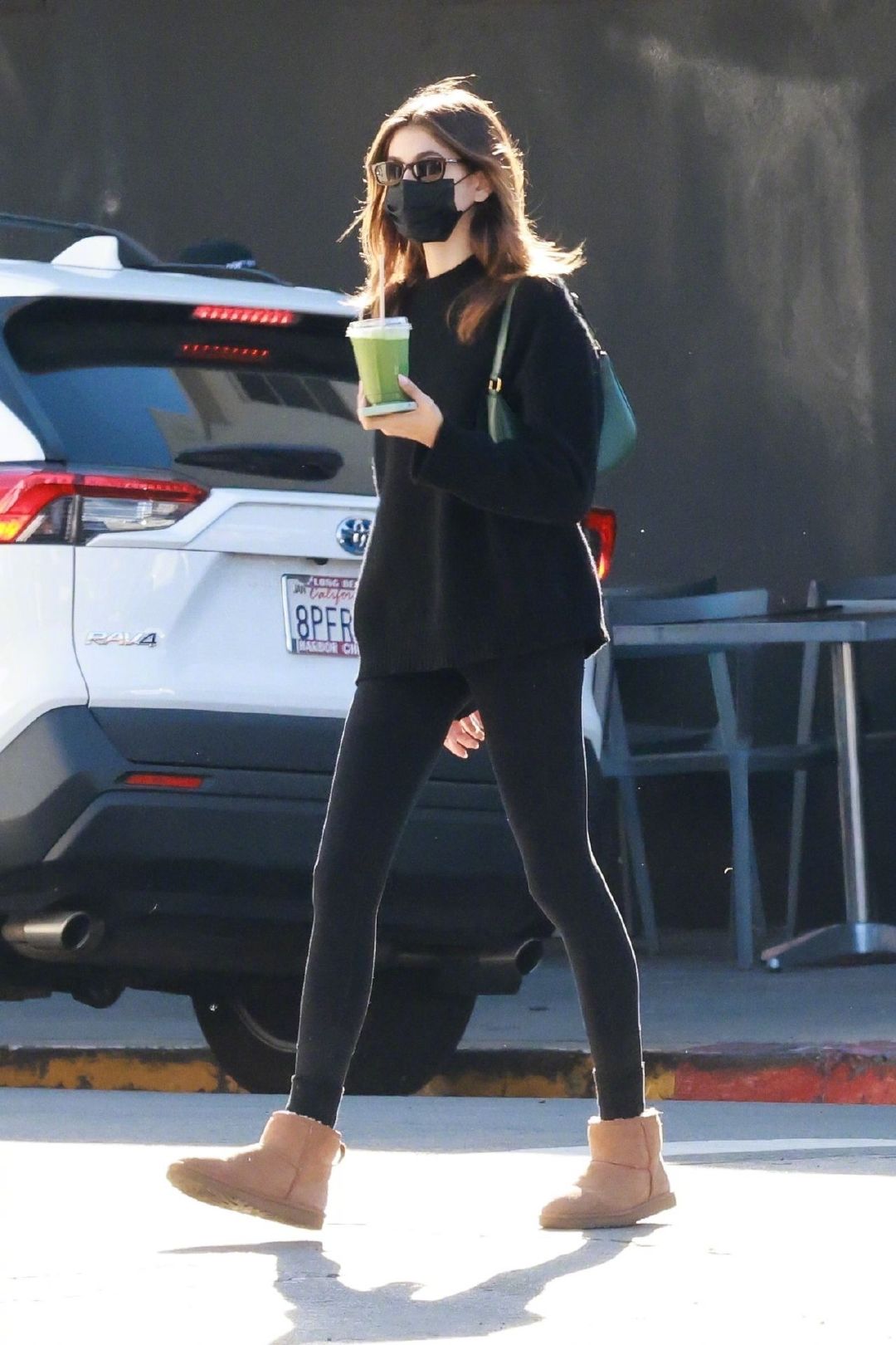 kaiagerber一身黑脚穿ugg