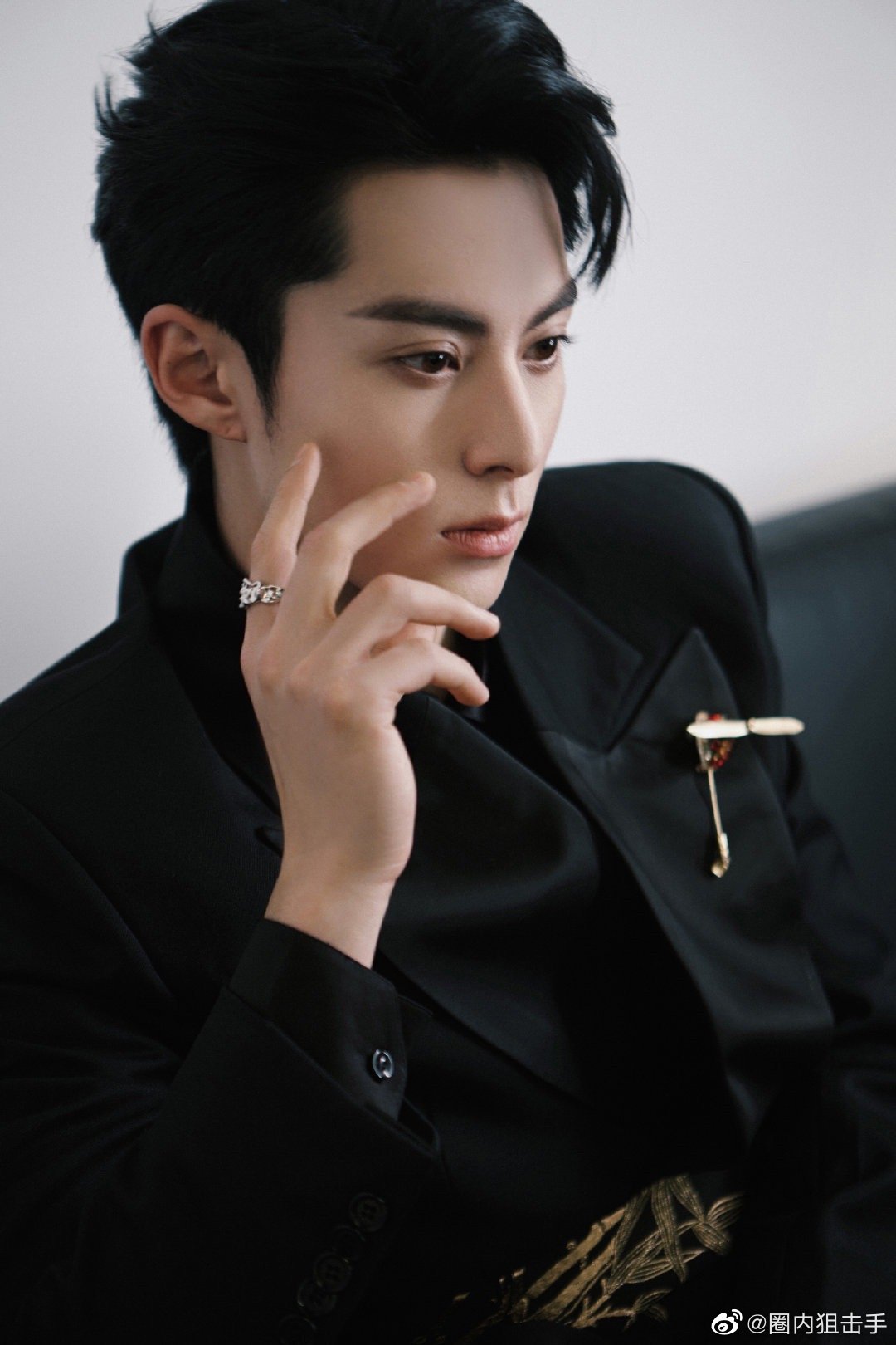 王鹤棣国风黑金西装造型也太帅了