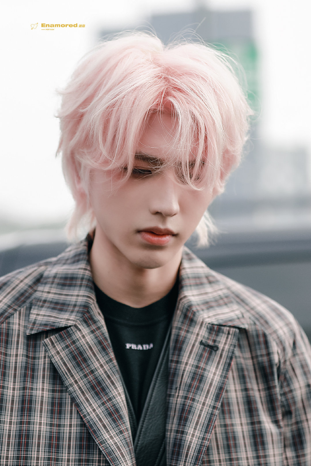 蔡徐坤米兰时装周饭拍,粉发造型也太帅了!妥妥的撕漫男吧!__财经头条