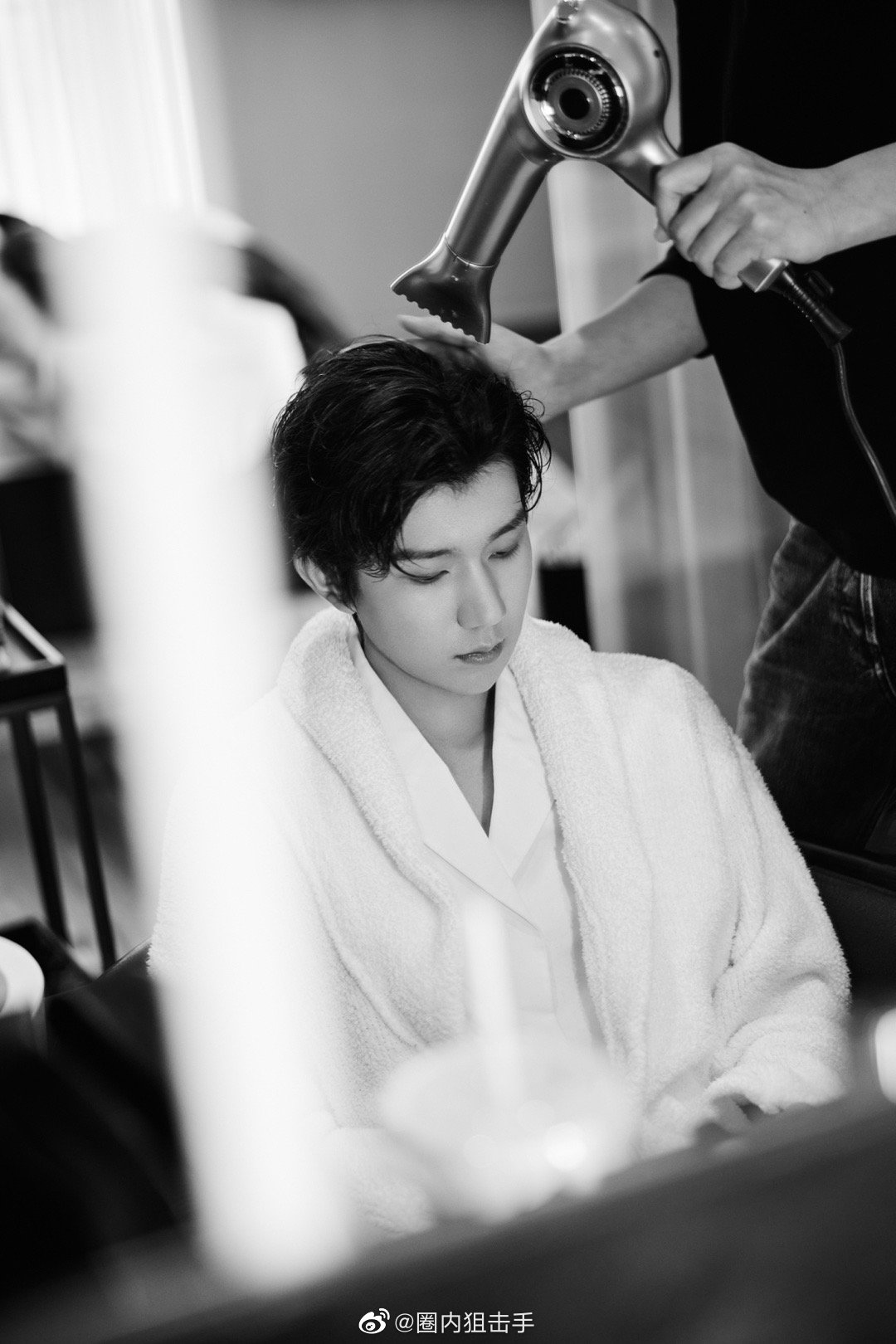 王源无袖白衬衫也太绝了吧,黑白照好霸总啊……|无袖|王源|白衬衫