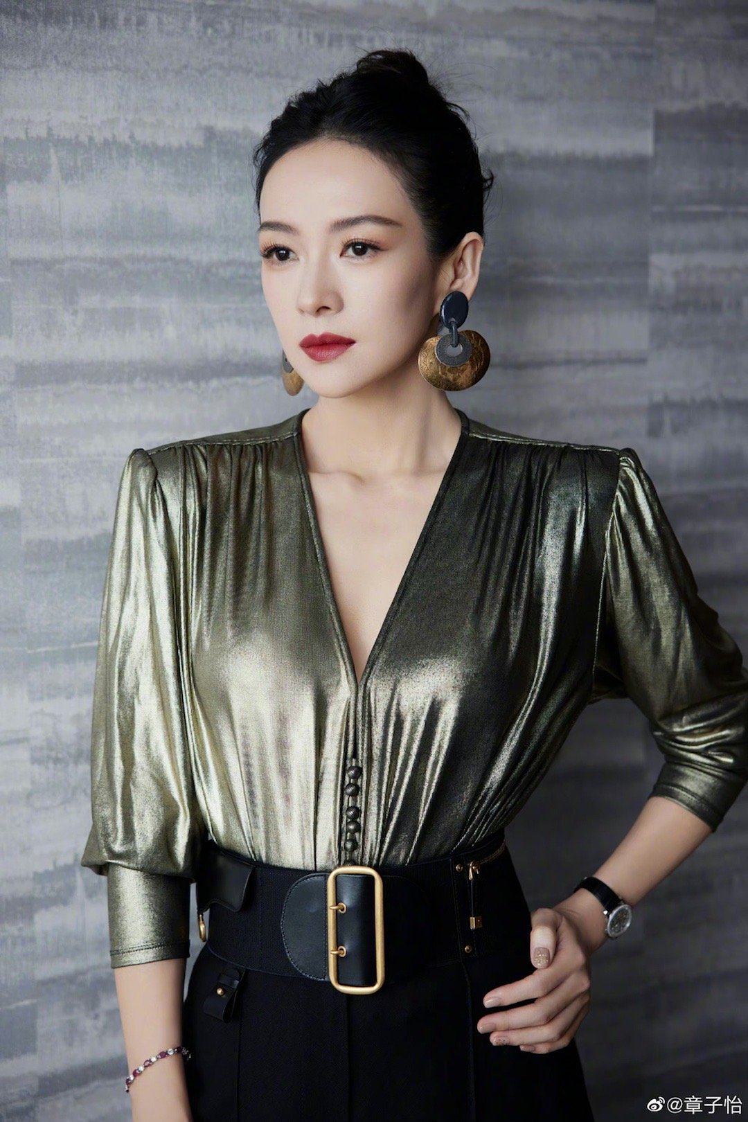 章子怡亮相北影节红毯,金色深v上衣尽显大花气场……_高清图集_新浪网