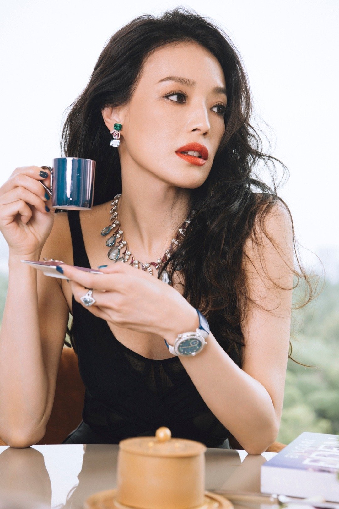 舒淇今日盛典活动造型 黑裙配波浪卷发,这组出发大片……_高清图集