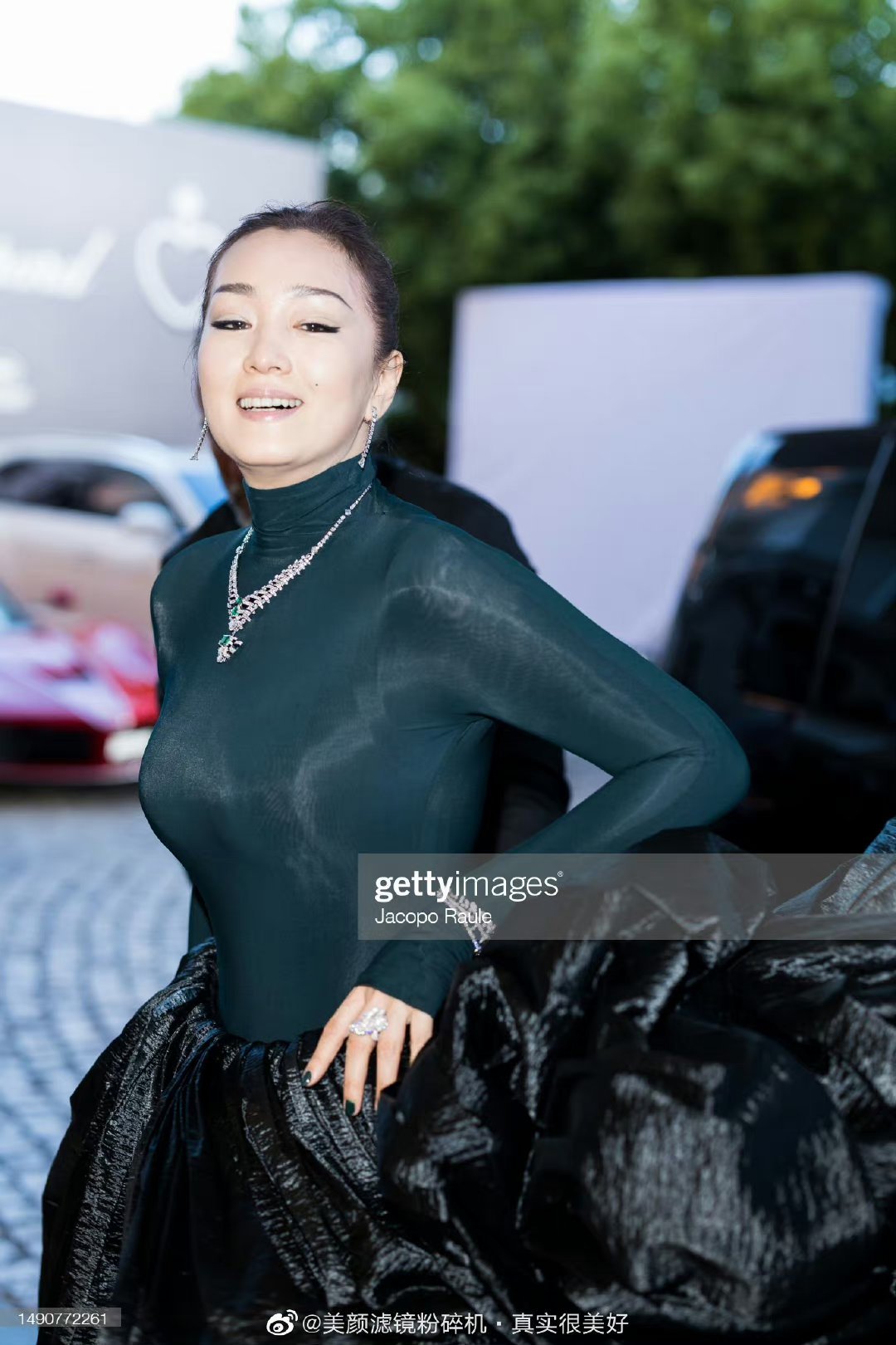 有五分钟的清场特权,巩俐也不负众望,气场全开,依旧黑眼线配裸唇妆