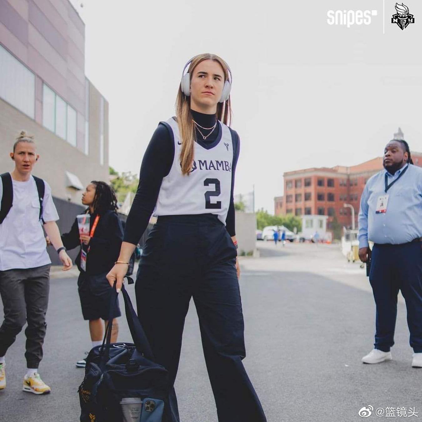 萨布丽娜·约内斯库身穿gigi球衣……_高清图集_新浪网